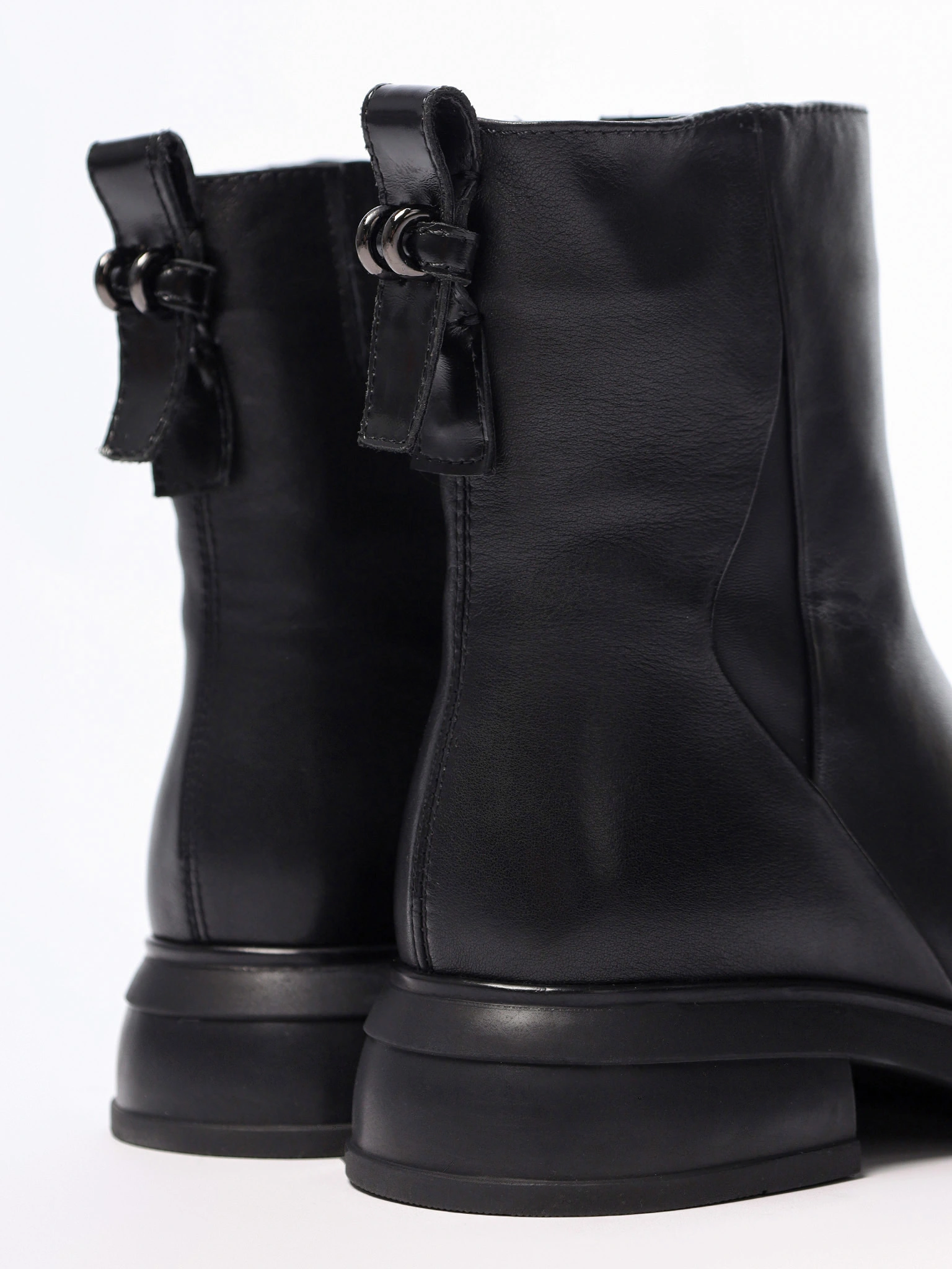 Ботинки черного цвета на широком среднем каблуке